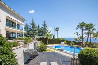 Casa a Rocaferrera. Exclusiva casa en venta con espectaculares vistas al mar y gran