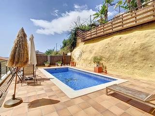 Maison à Santa Susanna. Casa en venta con vistas al mar y licencia turística