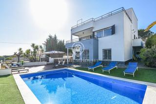 Maison à Urbanitzacions. Casa en venta con fantásticas vistas, licencia turística y pisci