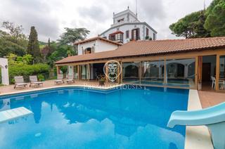 Casa a Urbanitzacions. Majestuosa finca en venta con vistas al mar en mataró