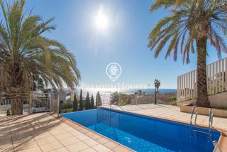 Casa a Montgoda. Casa en venta con impresionantes vistas al mar, piscina desborda