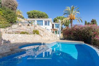 Casa a Montgoda. Casa en venta con excelentes vistas al mar y a la montaña
