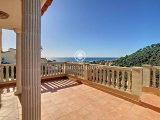 Maison à Santa Susanna. Casa con piscina y vistas panorámicas al mar en venta en santa s
