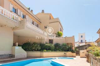 Casa adossada a Tiana. Adosado en venta en tiana, espacioso y bien distribuido