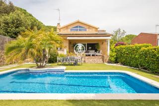 Casa a Urbanitzacions. Encantadora casa en venta en arenys de mar