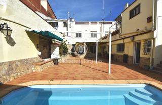 Masia a Centre. Casa de pueblo con encanto y piscina en venta en pineda de mar