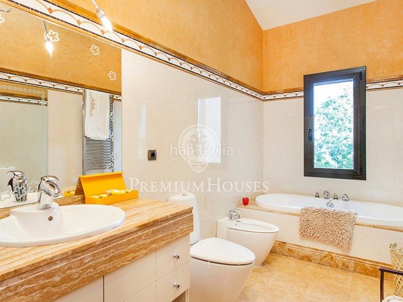 Foto b0f5b3c7-4c89-46b5-92bb-fb9aa4d96e5f. Casa con riscaldamento parcheggio piscina in Calella