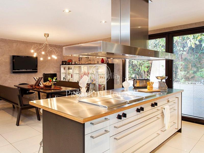 Foto b967d623-cc3c-495b-99a2-56f3a3e428f6. Casa con riscaldamento parcheggio piscina in Calella