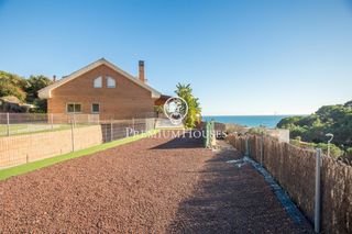 Casa a Victoria-Les Vil·les-Canyadell. Casa independiente con vistas al mar en venta en arenys de mar