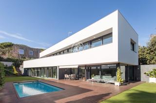Maison à Premià de Dalt. Fantástica y contemporánea en el centro