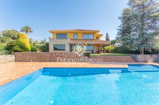 Maison à Alella. Casa en venta en la exclusiva urbanización can teixidó con vista