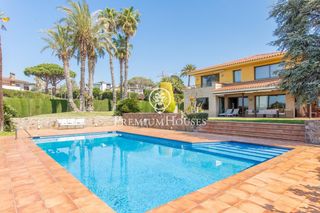 Maison à Alella. Casa en venta en la exclusiva urbanización can teixidó con vista