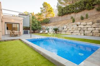 Haus in Alella. Casa en venta en alella muy cómoda en el centro