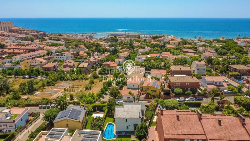 Foto 0c650c59-f92f-43cd-823f-7bb3bff28232. Casa amb calefacció aparcament piscina a Centre Masnou (El)