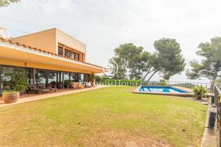 Casa a Rocaferrera. Casa en venta en sant andreu de llavaneres con espectaculares vi