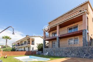 Maison à Centre. Casa independiente con piscina privada y vistas al mar en arenys