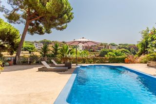 Haus in Urbanitzacions. Elegancia mediterránea con impresionantes vistas al mar y un exc