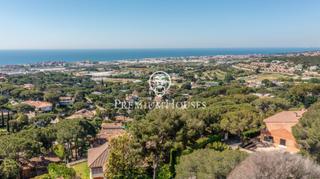 Terreny residencial a Cabrils. Magnífica parcela con vistas al mar en montcabrer