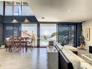 Maison à Alella. Moderna casa con piscina en venta en alella