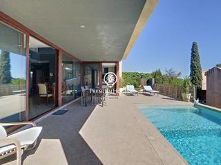 Haus in Alella. Moderna casa con piscina en venta en alella