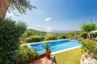 Maison à Alella. Exclusiva casa en alella park con piscina y vistas panorámicas