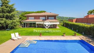 Casa a Rocaferrera. Exclusiva casa con jardín, piscina y espectaculares vistas al ma