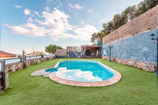 Lloguer Casa a Sant Cebrià de Vallalta. Casa en alquiler con piscina y vistas al mar en castellar de ind