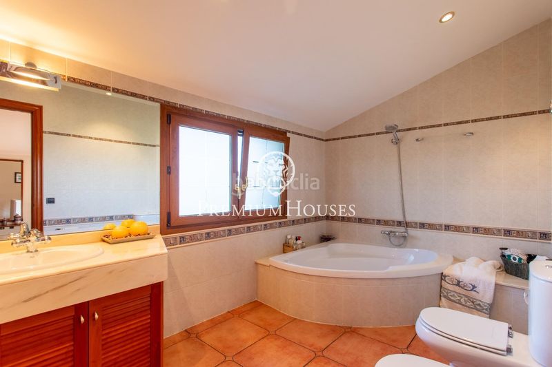 Foto e5a01bcb-51ef-4d7d-ba19-8d2c4f218e1a. Casa amb calefacció aparcament a Nucli Urbà Argentona