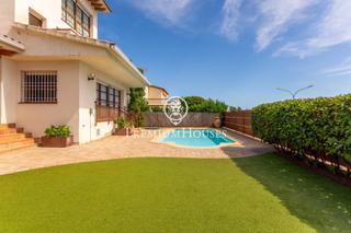 Casa a Can Sans. Casa adosada en venta con vistas al mar en sant andreu de llavan