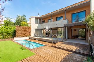 Casa adossada a Alella. Casa adosada en alella en venta con piscina privada