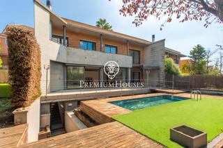 Casa adossada a Alella. Casa adosada en alella en venta con piscina privada