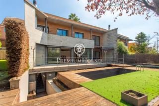 Casa adossada a Alella. Casa adosada en alella en venta con piscina privada