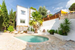 Haus in Sant Cebrià de Vallalta. Casa mediterránea en venta con vistas al mar, piscina privada y