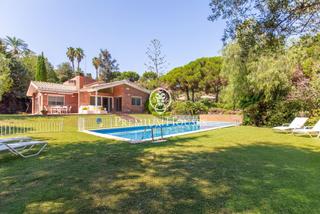 Casa en Rocaferrera. Casa en venta en zona prime con jardín y piscina