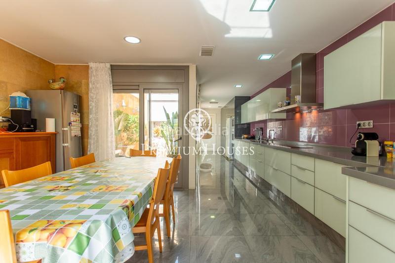 Foto b1ef3d53-d192-4b96-b73a-1e5c45913201. Casa amb aparcament a Centre Mataró
