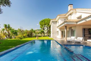 Casa a Alella. Casa independiente en venta con piscina y vistas al mar