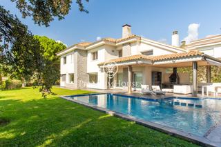Casa a Alella. Casa independiente en venta con piscina y vistas al mar