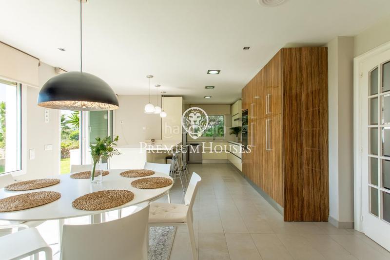 Foto aeac9992-86c2-4133-9acc-f5ee2ecc80c6. House with heating pool in Alella