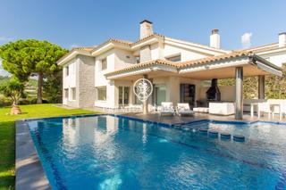 Casa a Alella. Casa independiente en venta con piscina y vistas al mar