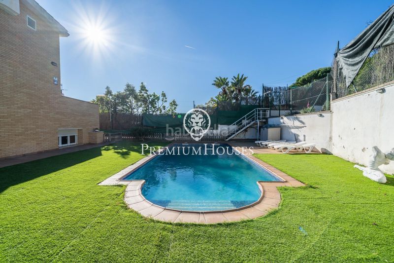 Foto 2207eb9c-7de7-4dea-aabd-03350e045771. Casa amb calefacció aparcament piscina a Canet de Mar