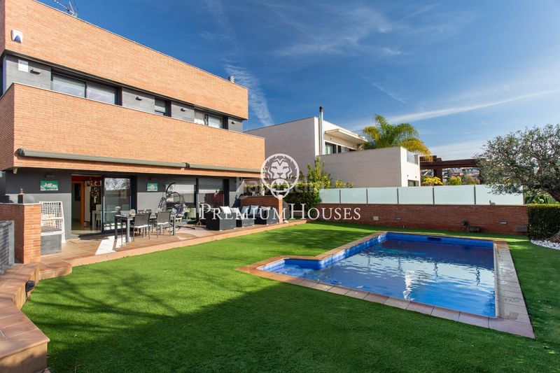 Foto 065f4280-195c-4e71-9827-39f81d72e9b9. Casa amb piscina a Teià