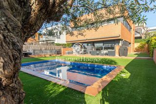 House in Teià. Casa independiente en venta con piscina privada en teià