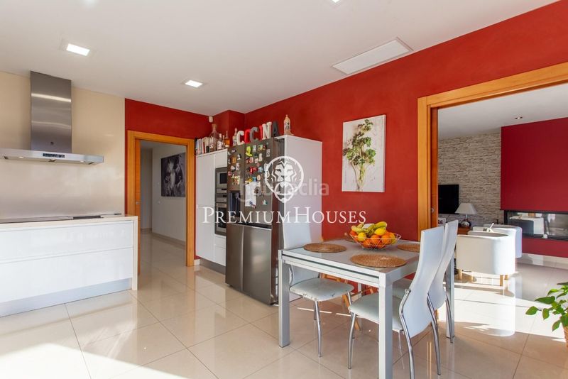 Foto f85c1238-a2ea-41b3-a3ef-c31fd9ce56e6. Casa amb piscina a Teià