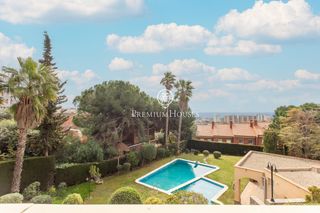 Casa en Teià. Exclusiva residencia independiente en venta con vistas al mar en