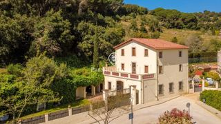 Maison à Arenys de Munt. Casa en venta en el centro de arenys de munt con licencia turíst