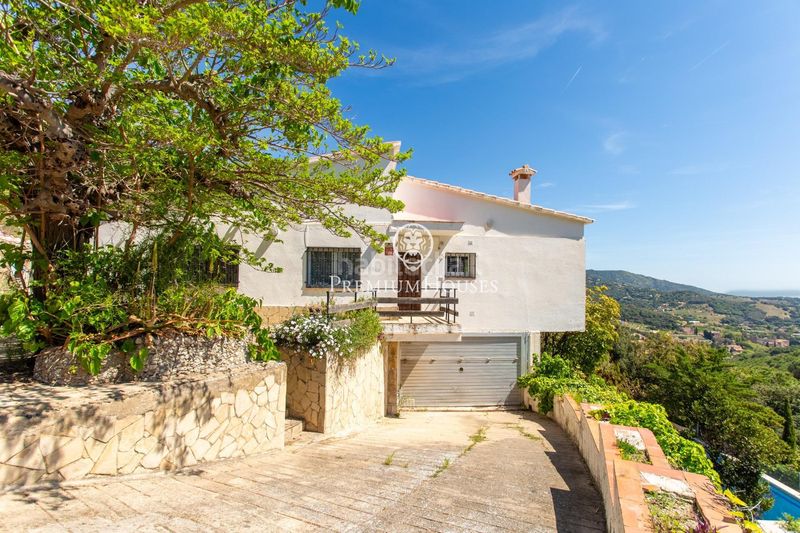 Foto a8c3fe3c-2447-44b0-87c0-6d39a5b4d6a6. Casa  con vistas espectaculares en venta en Alella