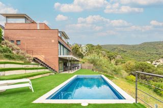 Haus in Alella. Casa en venta con mucha luminosidad y vistas despejadas en alell