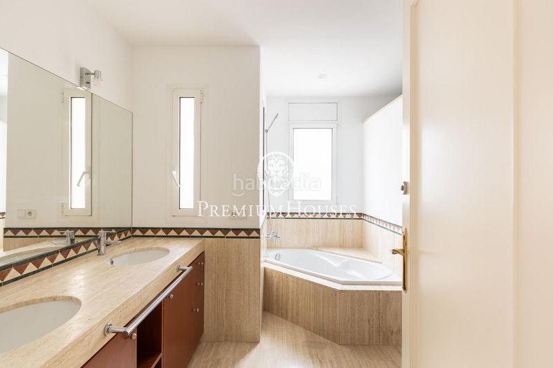 Foto 4c2f211a-79fe-4178-bd51-28e13758f40f. Casa amb aparcament a Alella