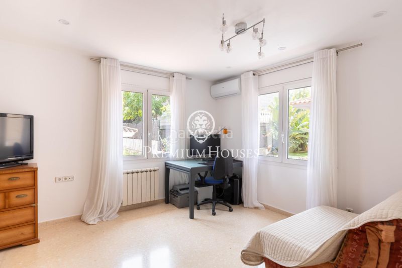 Foto aa85b166-a50d-4fce-ab6b-7bb1704d511d. Casa amb aparcament a Alella