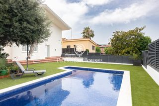 Casa in Alella. Casa en venta en alella en la serreta